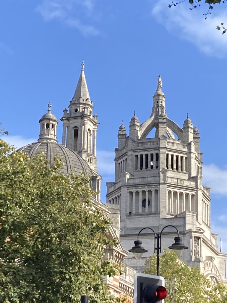 Victoria and Albert Museum  by illinilass