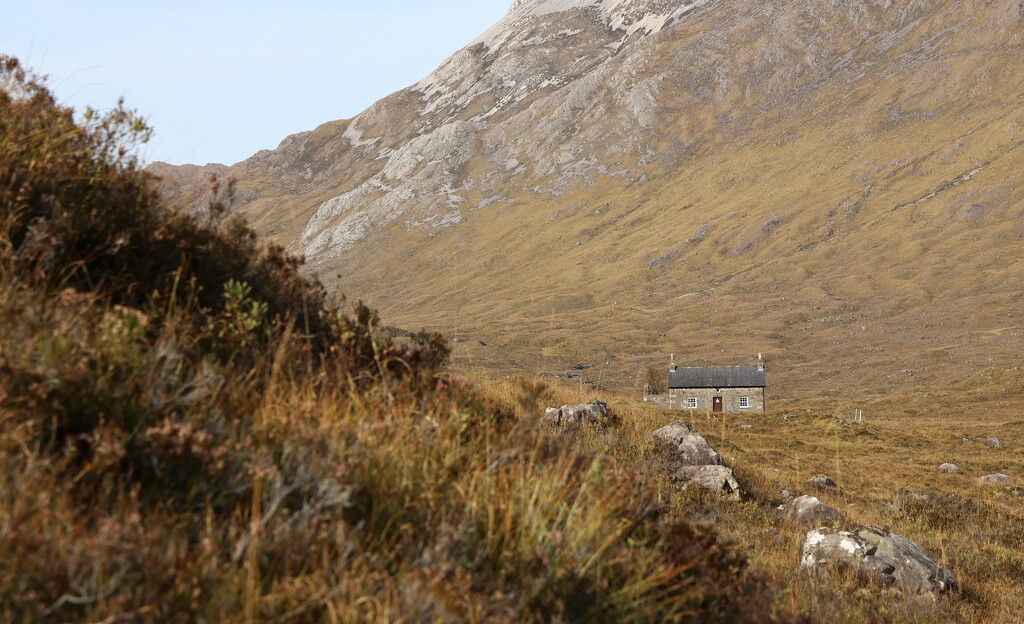 Coire Fionnaraich Bothy by jamibann