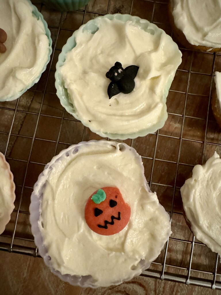 October = misshapen pumpkin cupcakes 🎃 by eviehill