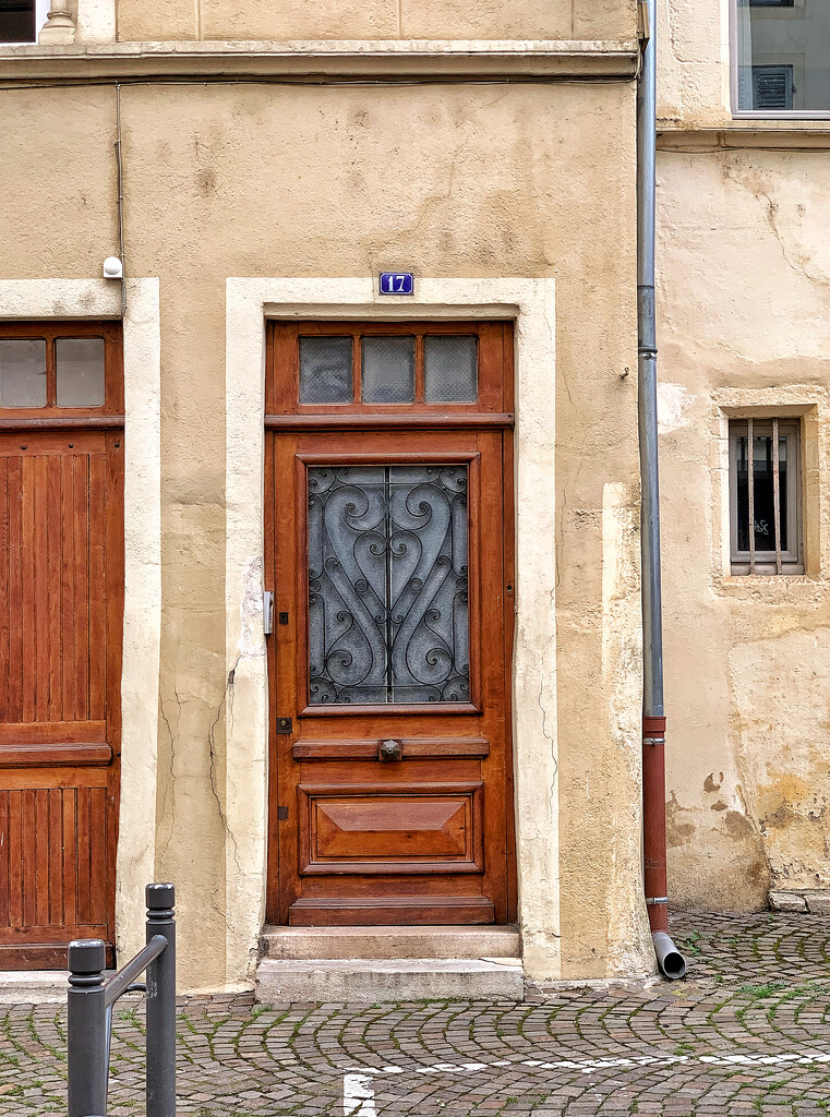 Two hearts on a brown door.  by cocobella