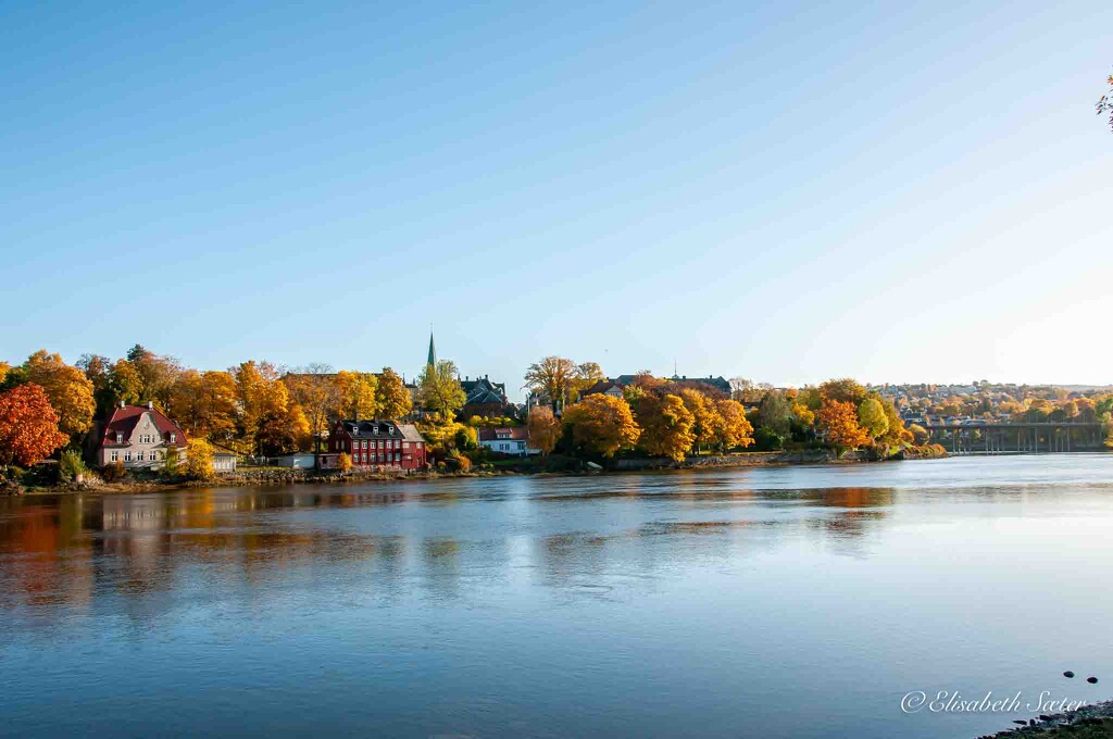 More autumn along the river by elisasaeter