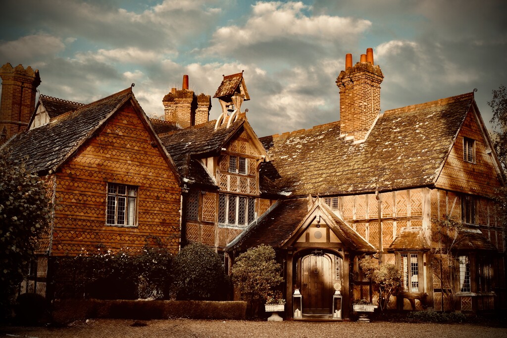 Langshott manor  by jmdeabreu