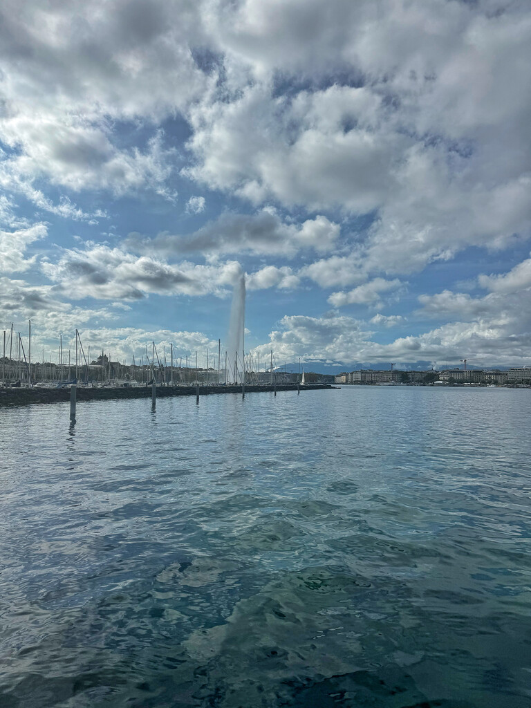 Jet d’eau of Geneva.  by cocobella