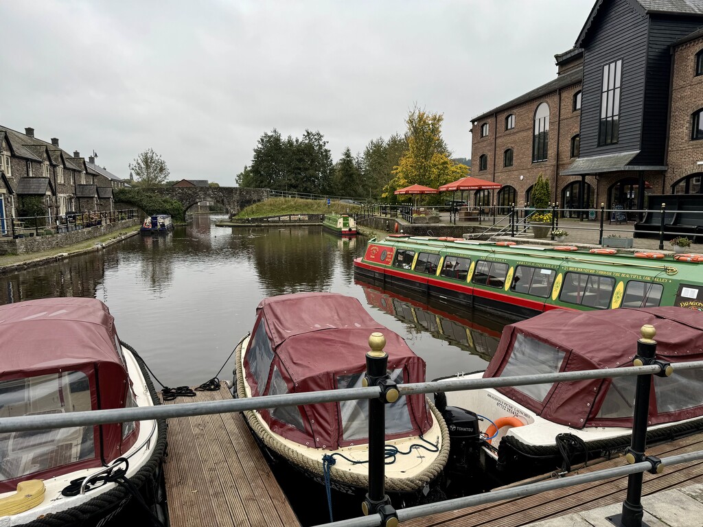 Not a lot of activity on the canal..... by susiemc