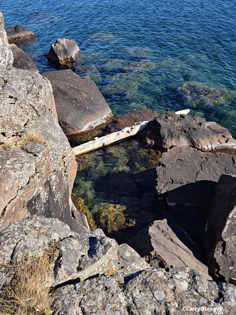 Lake Superior shore by larrysphotos