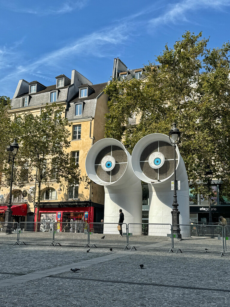 Esplanade du centre Pompidou.  by cocobella