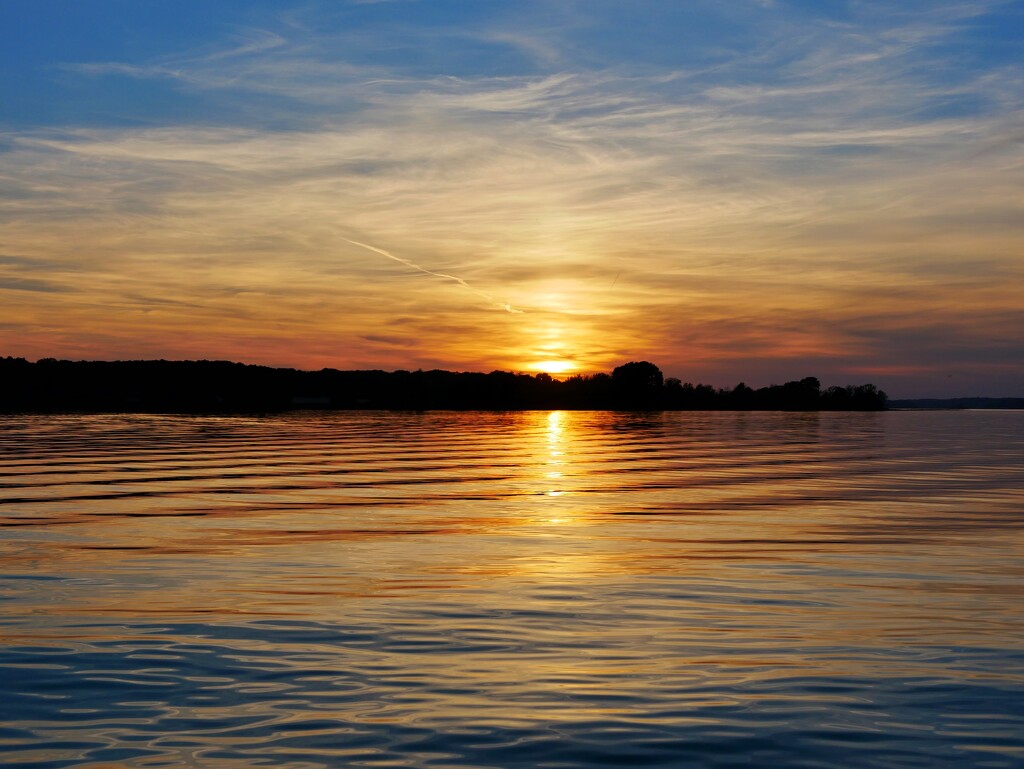 The sun sets behind Howe Island by ljmanning