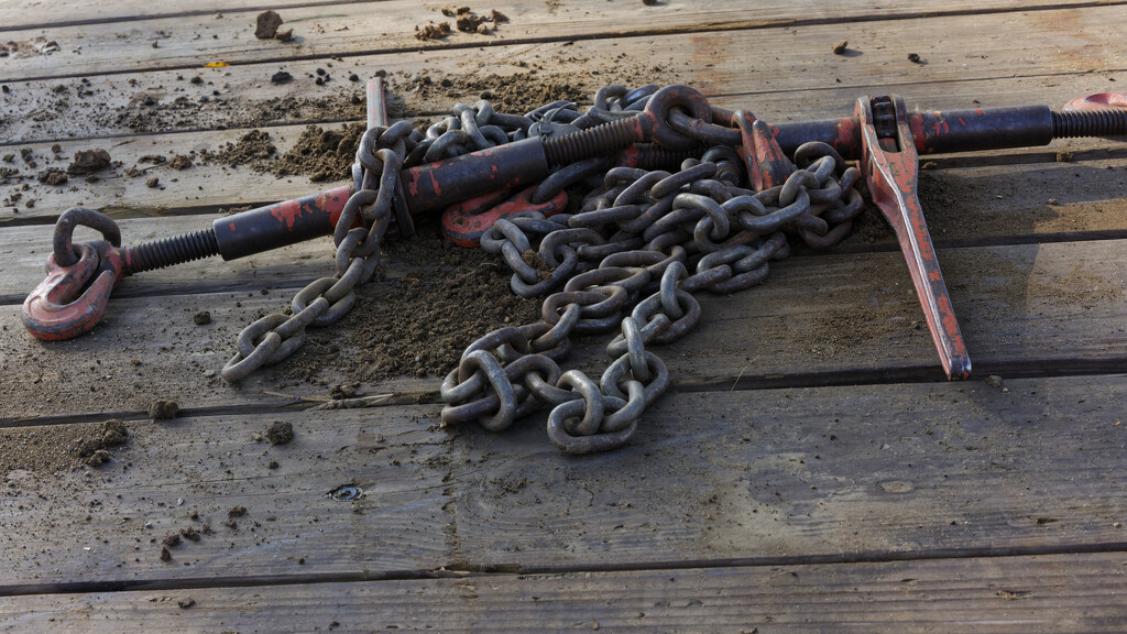 Chains on wood by rminer