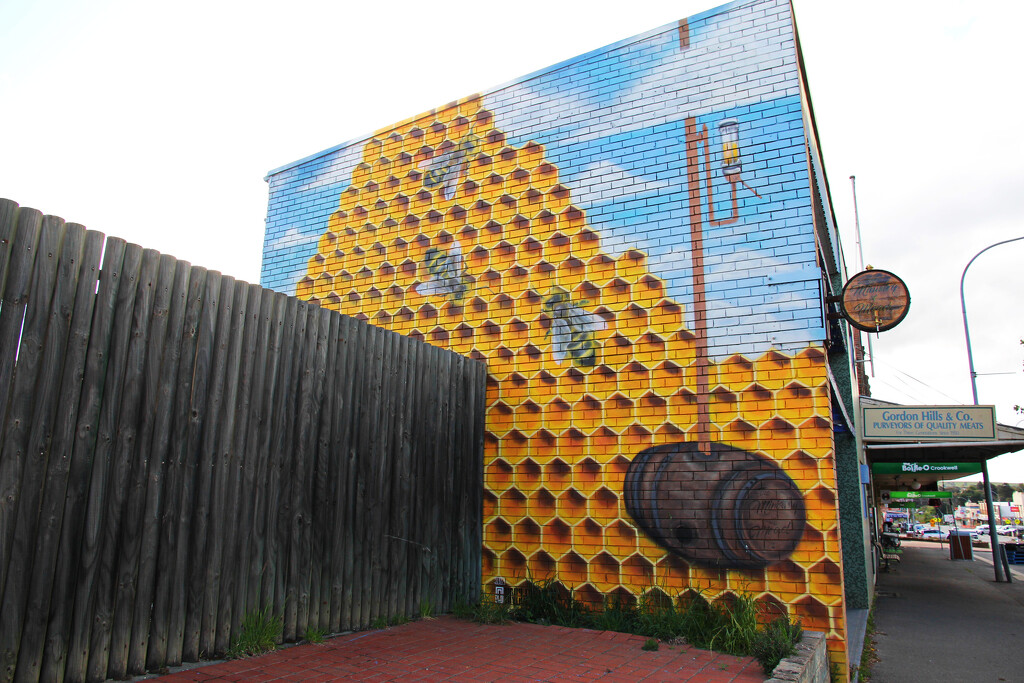 Honey bee mural by leggzy