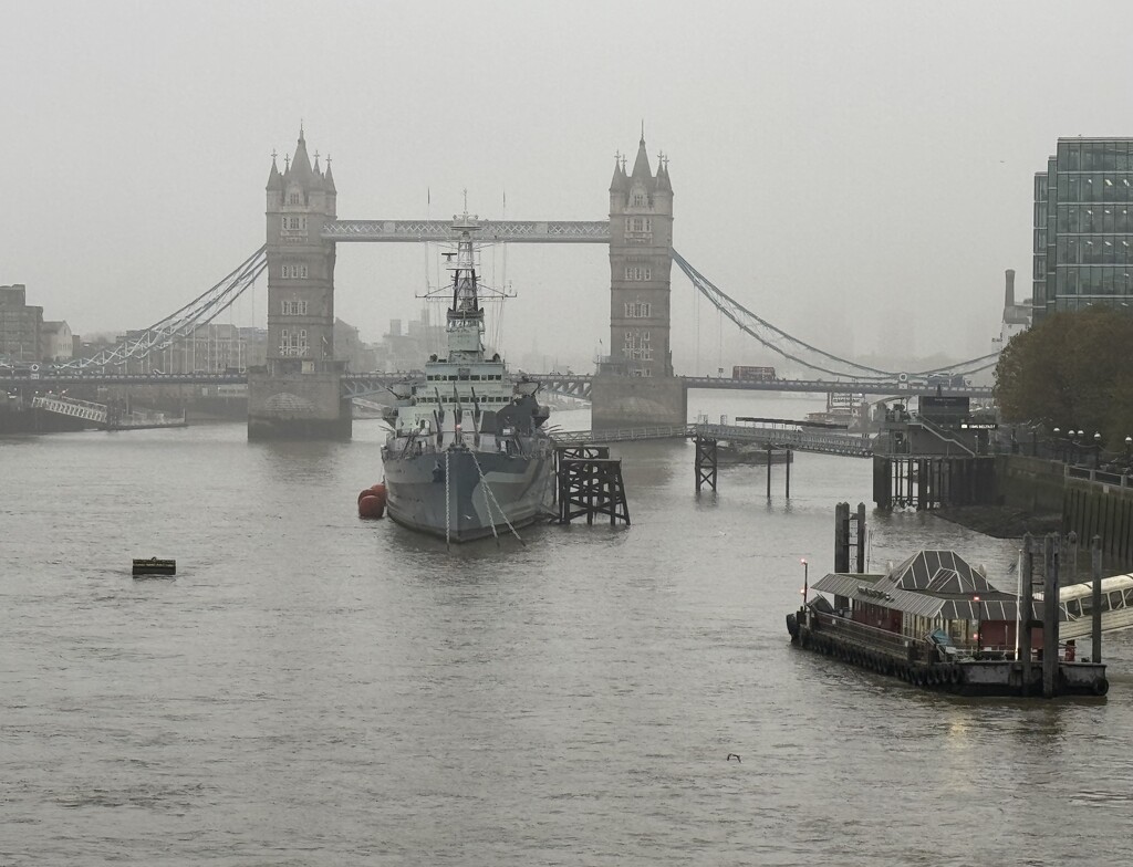 A grey day in London by jeremyccc