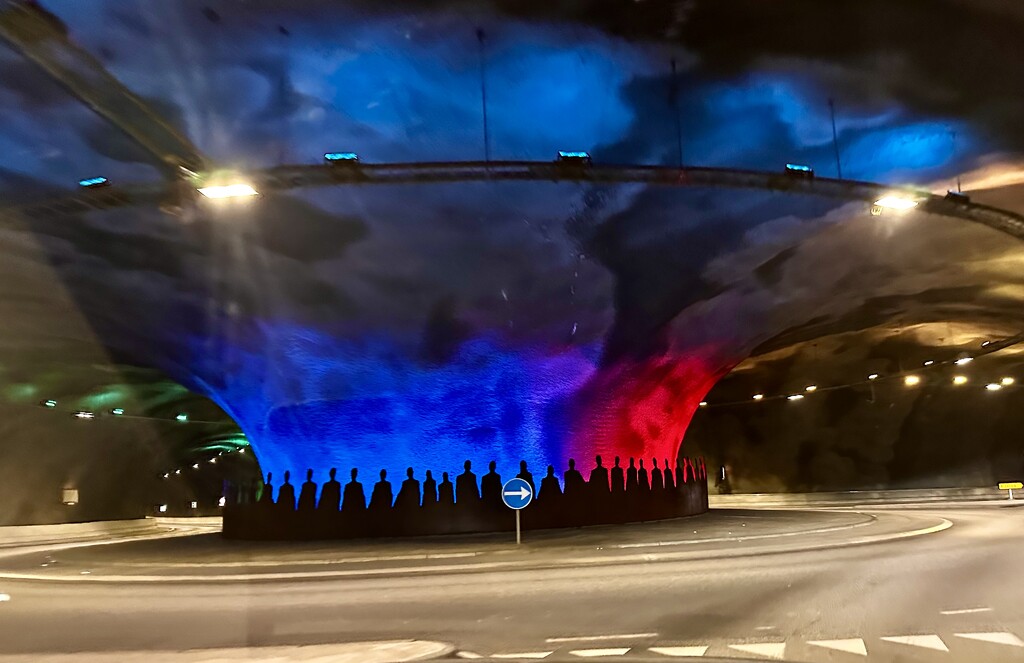 The roundabaut in the tunnel by mubbur