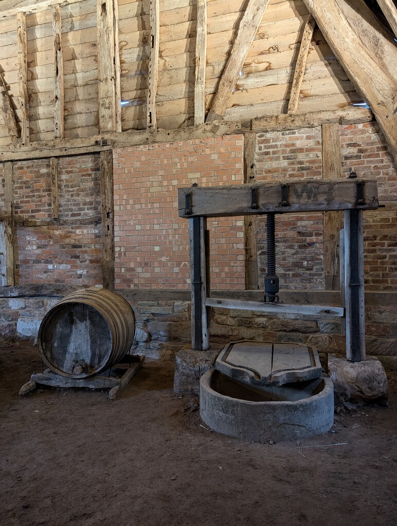 LEIGH TYTHE BARN. by derekskinner