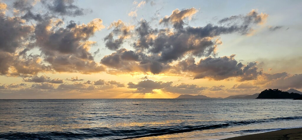 Sunrise at Trinity Beach, Cairns by leestevo