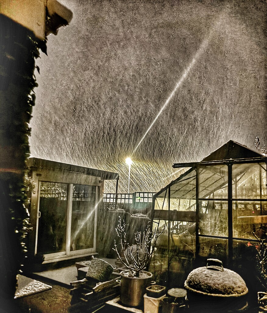 A sky full of snow by alliw