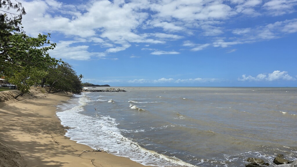 Holloway's Beach  by leestevo