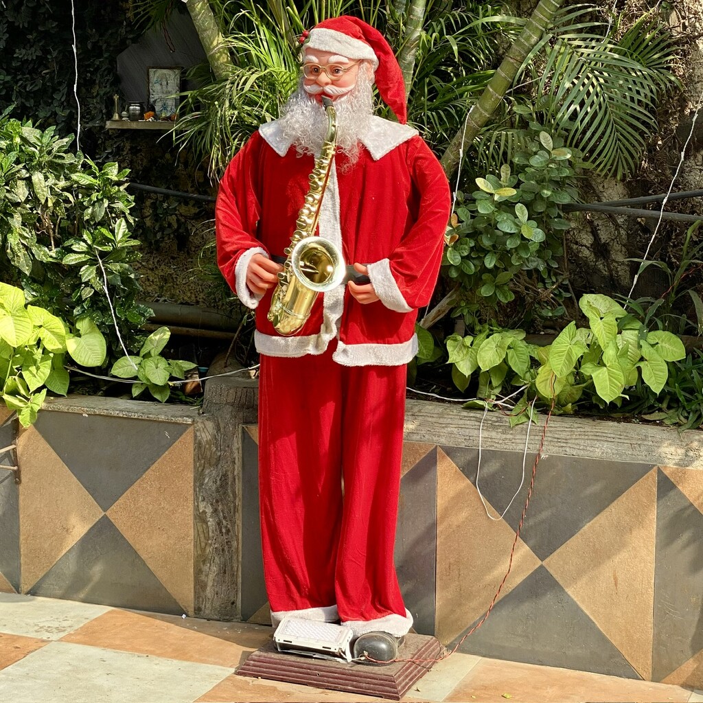 Saxoclause  by upandrunning