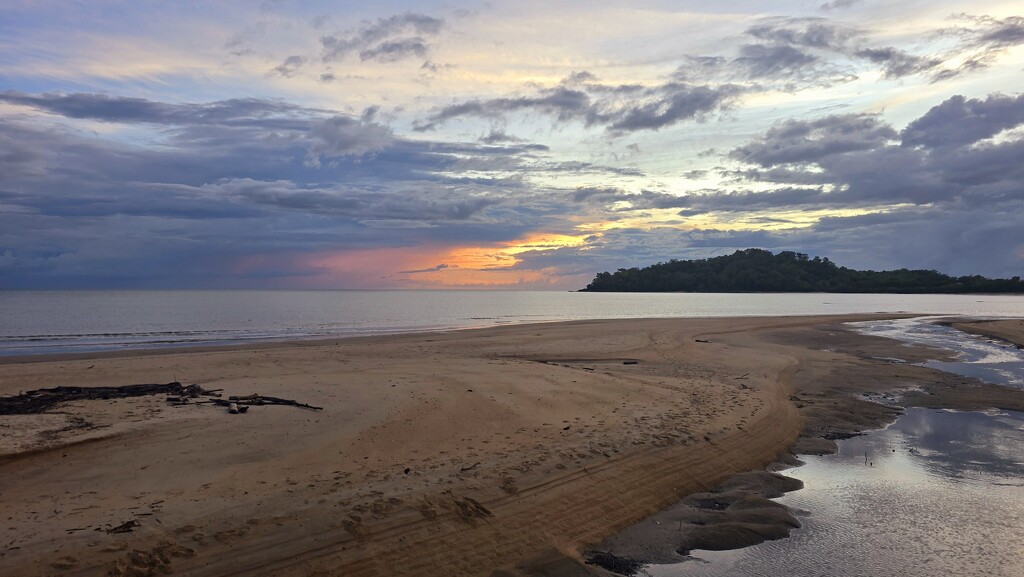 Sunrise at Kewarra Beach by leestevo