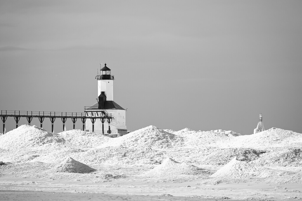 Lake Michigan Lighthouse by bobbic