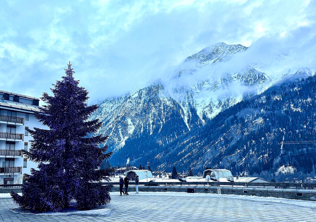 Foggy Courmayeur.  by cocobella