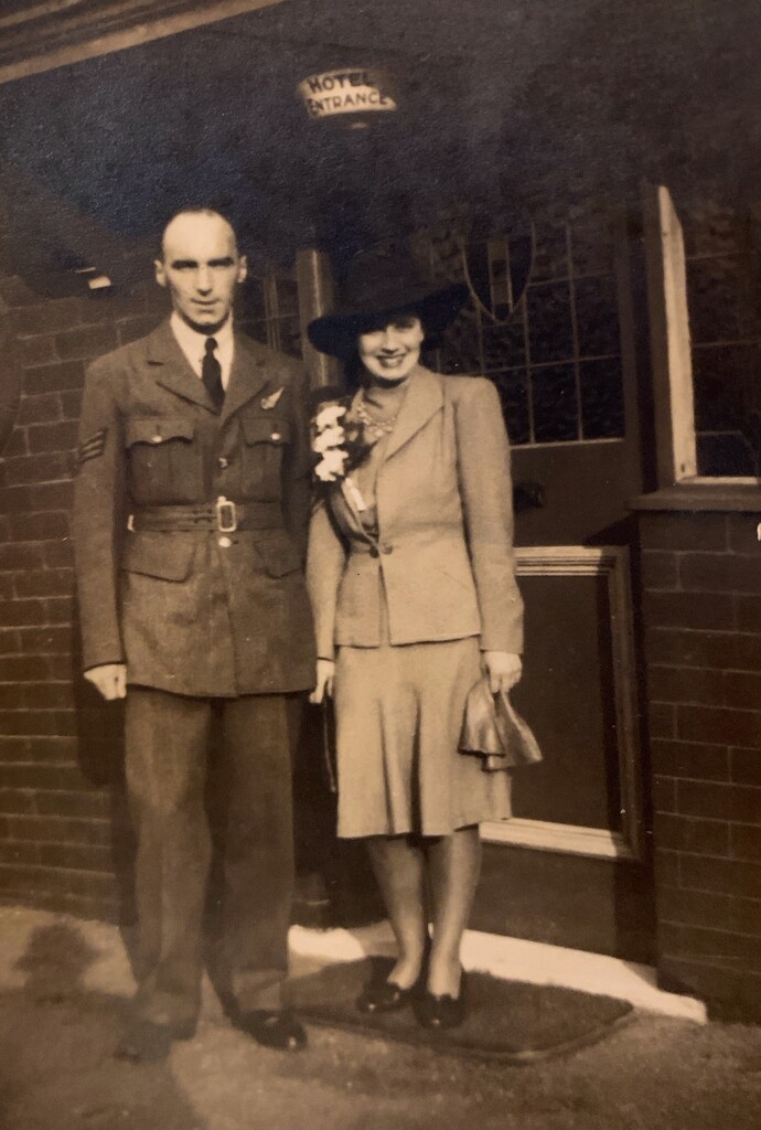 Dad & Mum 1940 by happypat