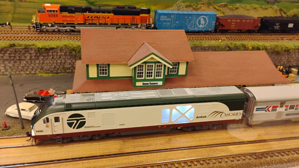 Amtrak Cascade at the station by byrdlip