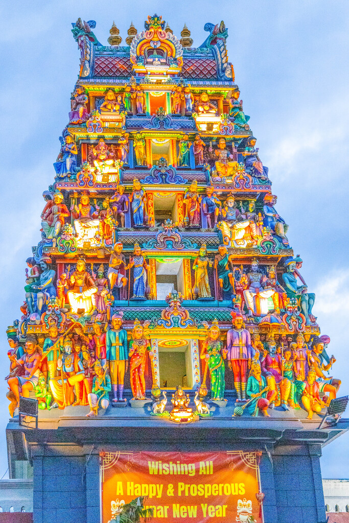 Buddhist Temple, China Town, Singapore. by lumpiniman