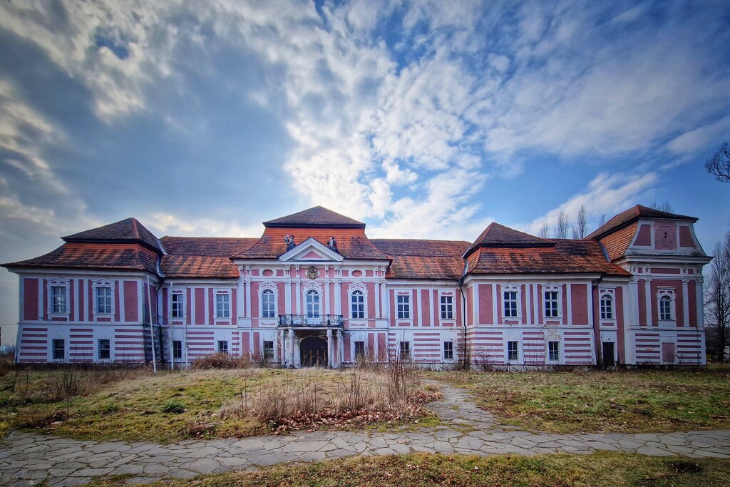 Abandoned Betnava castle by duska