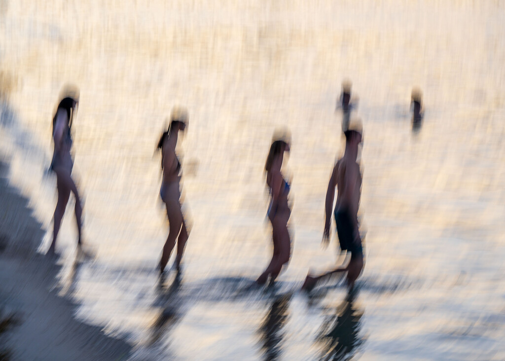 Swimmers by yaorenliu