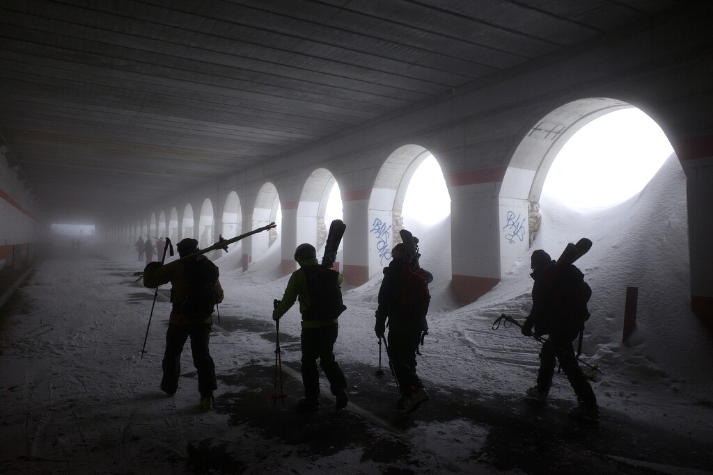 Ski and tunnel  by vincent24