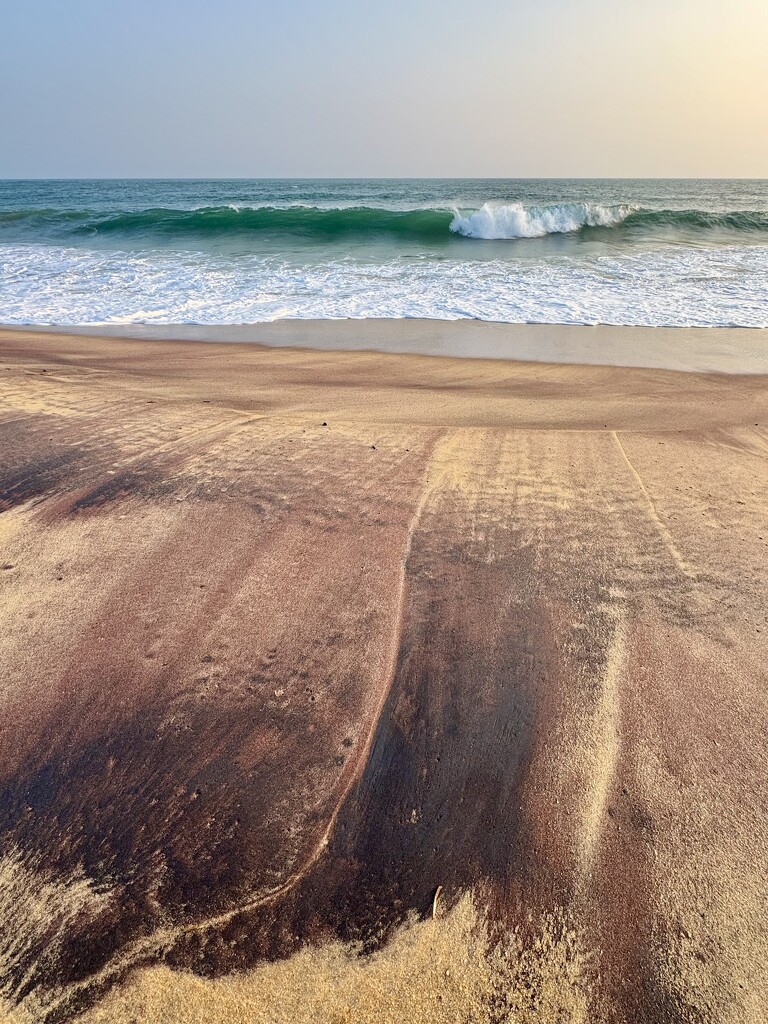 Drawn by the waves.  by cocobella
