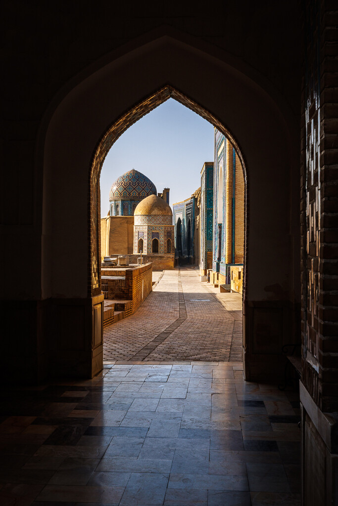 A Peek at Shah-i-Zinda  by jyokota