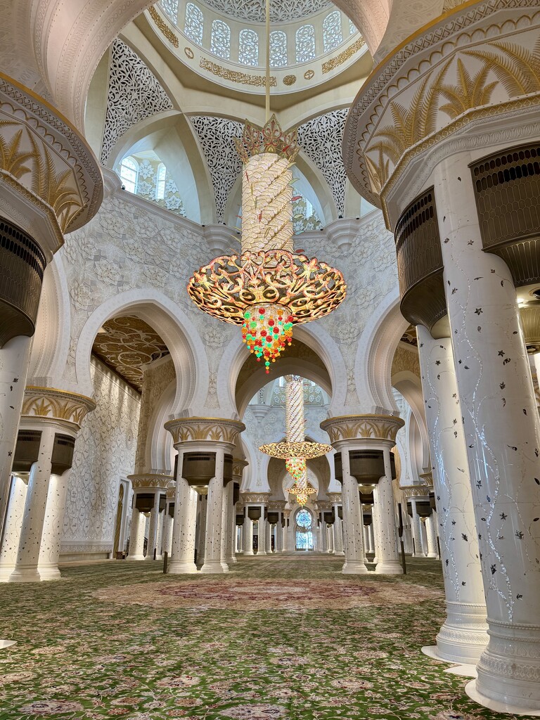 The blingbling chandelier.  by cocobella