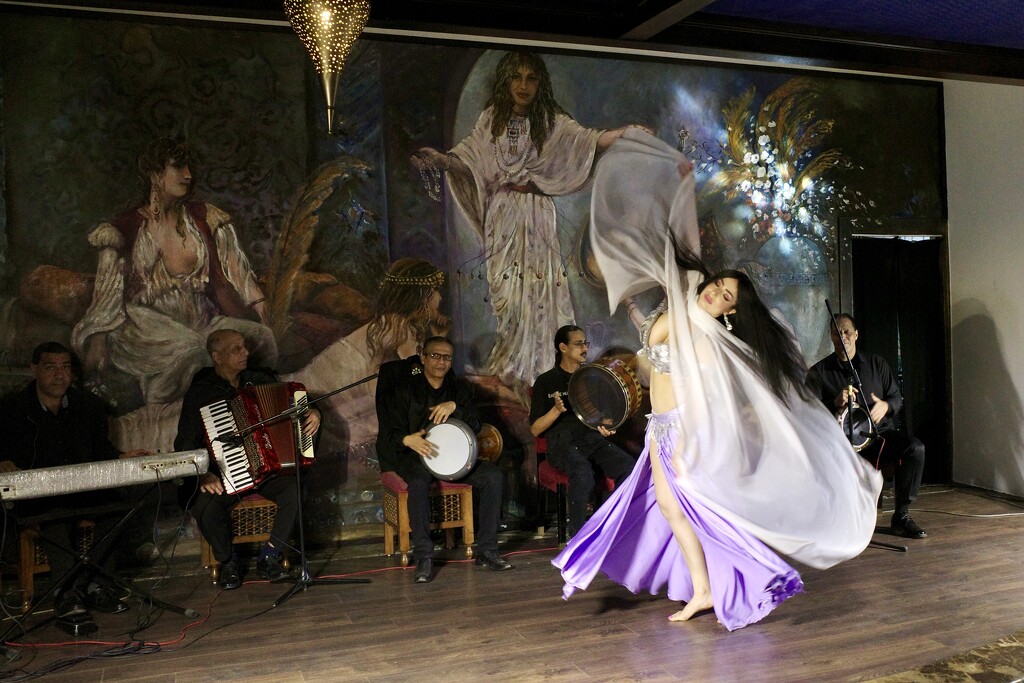Belly dancing  by vincent24