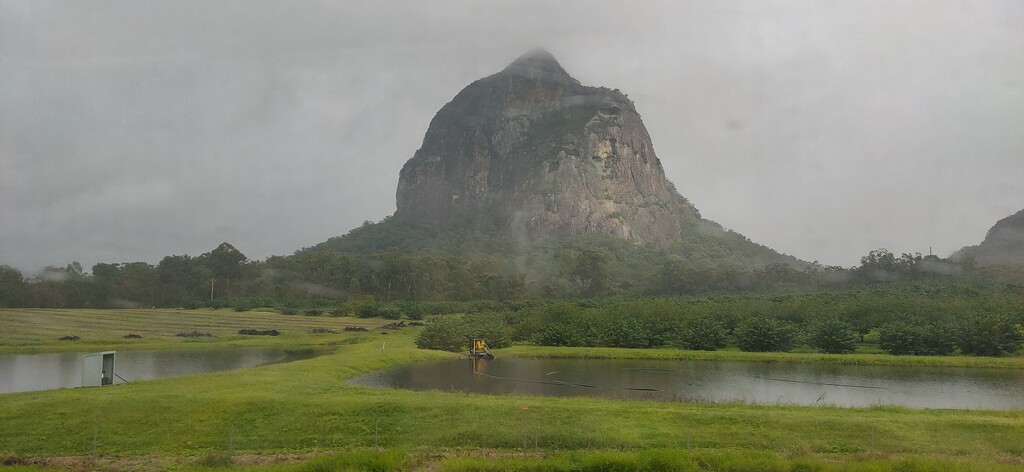 Glasshouse Mountain by jeneurell