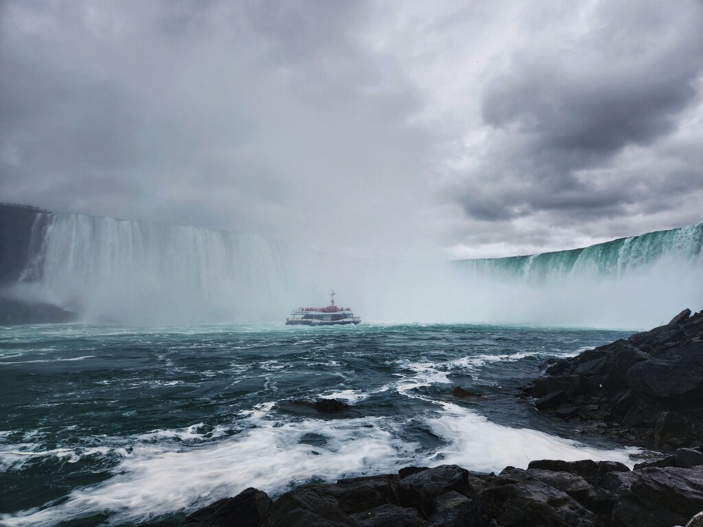 Mighty Niagara Falls by ljmanning