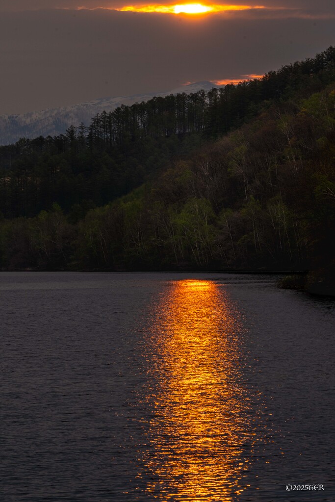 Sunrise Reflections in Hokkaido by taffy