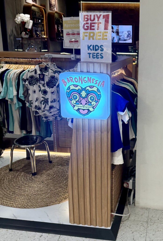 Heart in Denpasar.  by cocobella