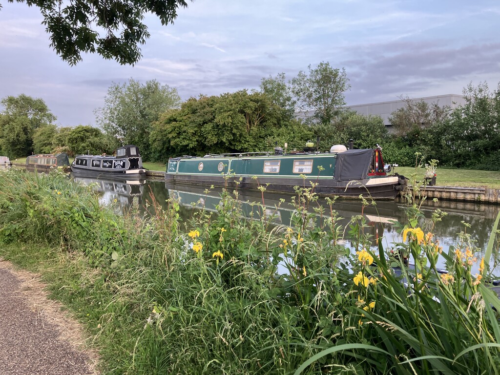 Canal at Stratford Upon Avon.  by foxes37