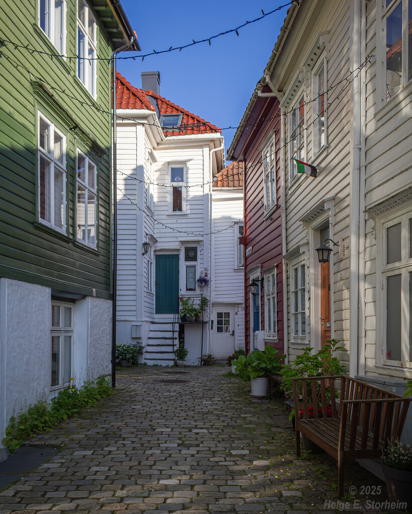 Bergen alleyway by helstor365