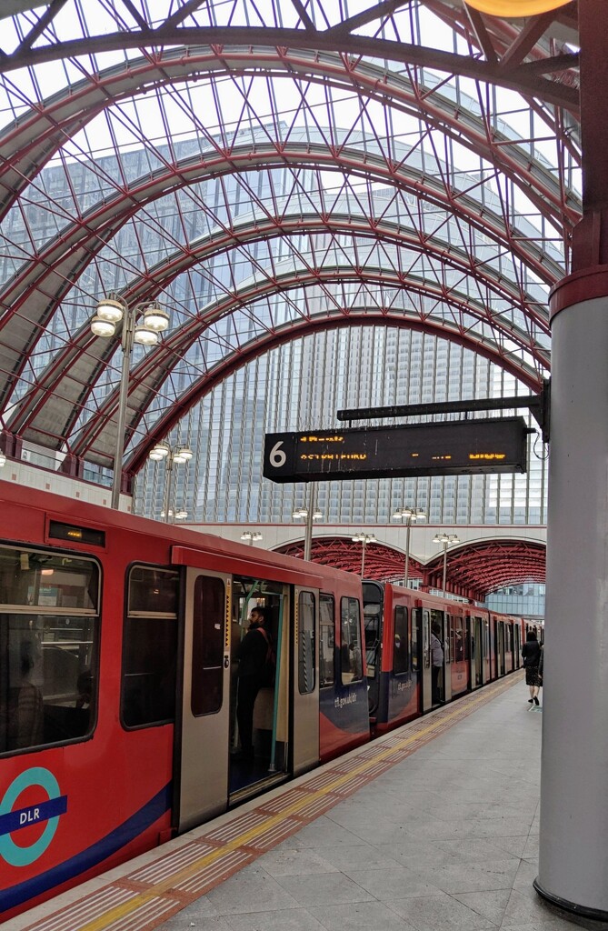 Canary Wharf station by nickrh14