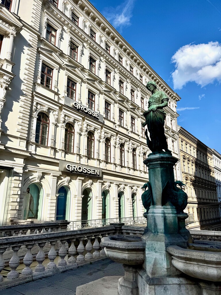 Grosse façade.  by cocobella