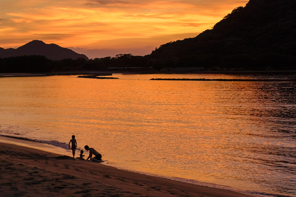 Family Time at Sunset by jyokota