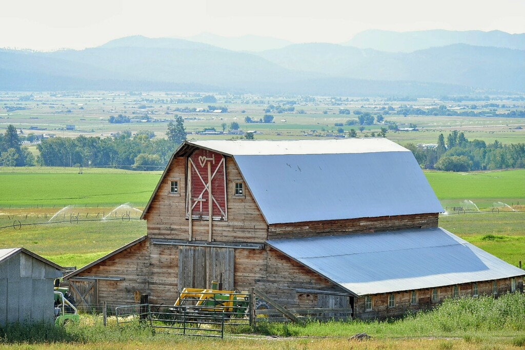 An Attractive Barn by bjywamer