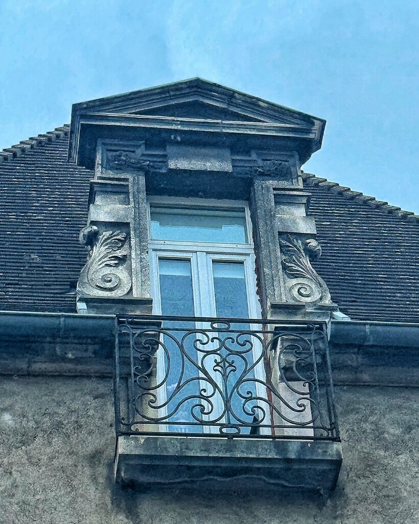 Heart on the balcony.  by cocobella