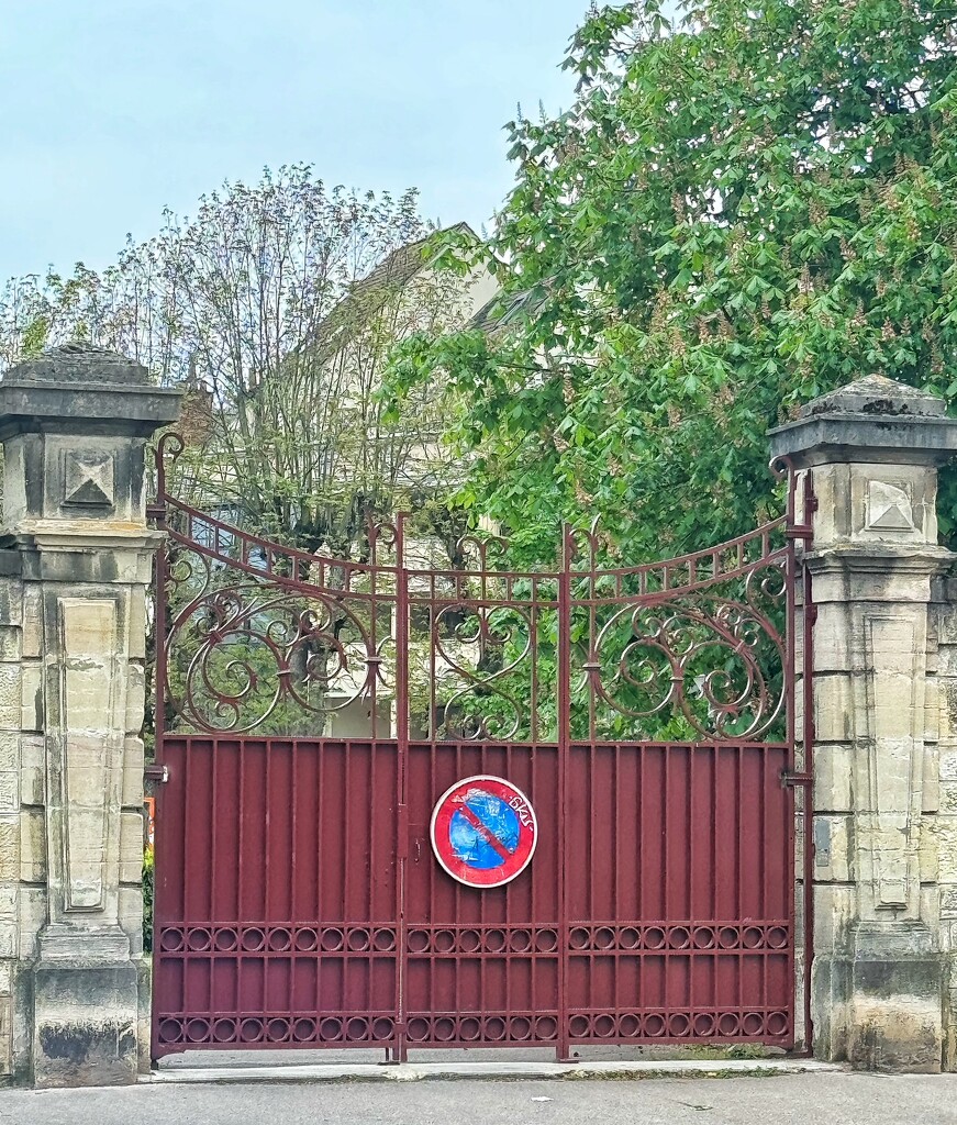 Hearts at the entrance.  by cocobella