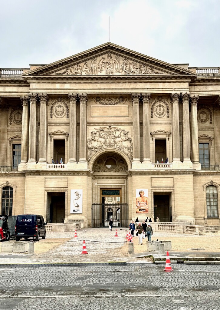 Le Louvre.  by cocobella