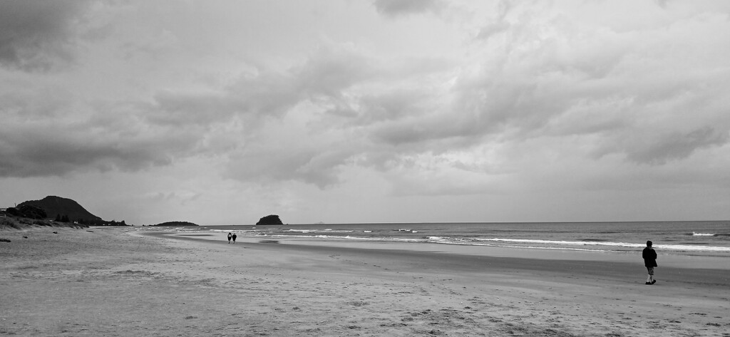 Beach Walk by chikadnz