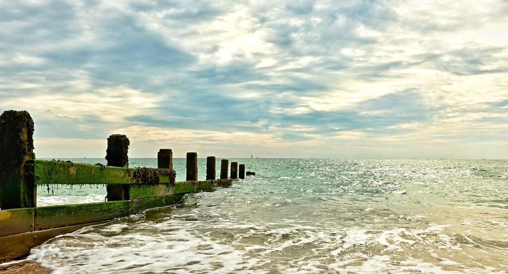 The tides coming in. by wakelys