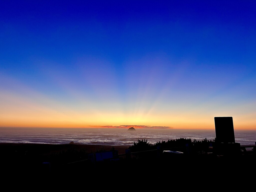 Pacific sunset by pandorasecho