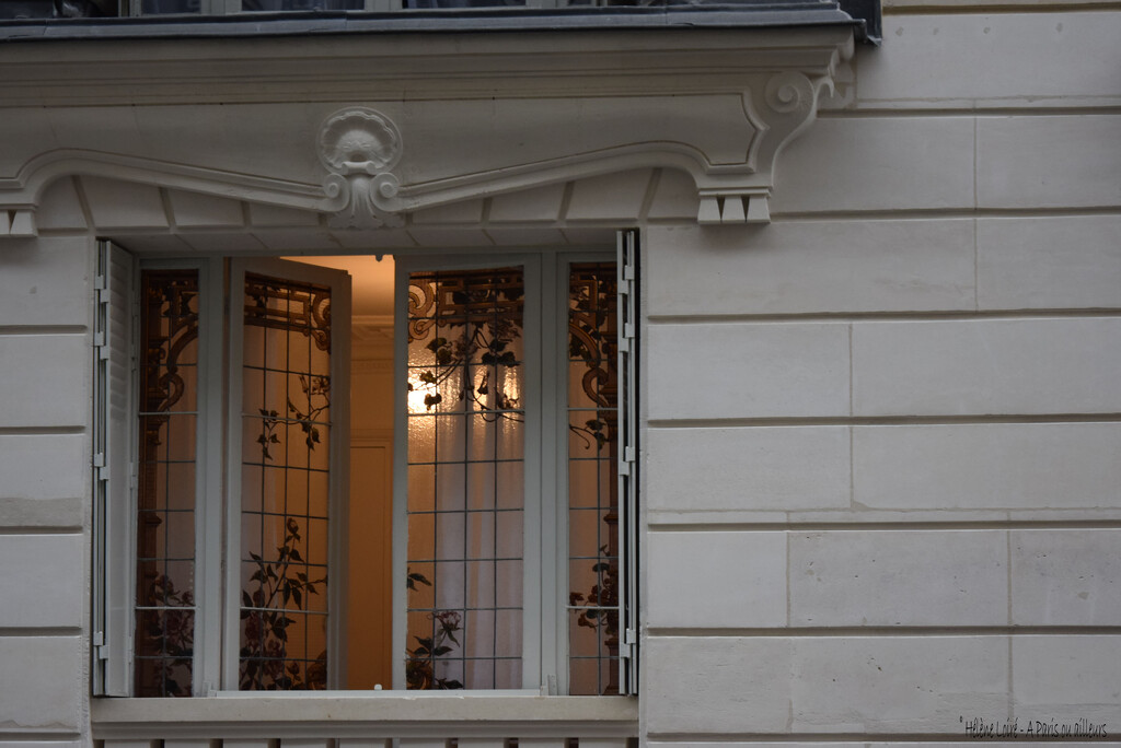 Sneak peek by parisouailleurs